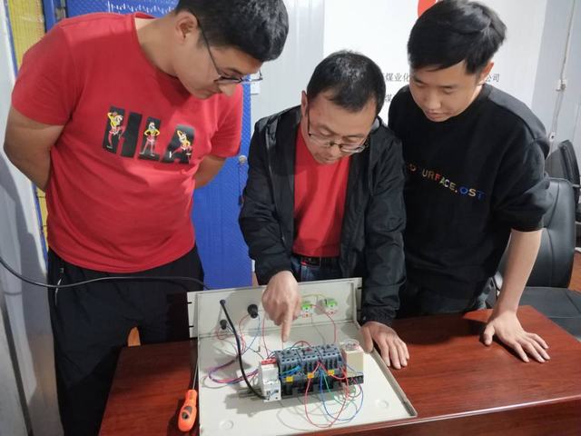 陜煤建設(shè)洗選煤運營公司檸條塔運營項目部：廢舊電箱巧變“練兵場” 導(dǎo)師帶徒實操出奇招
