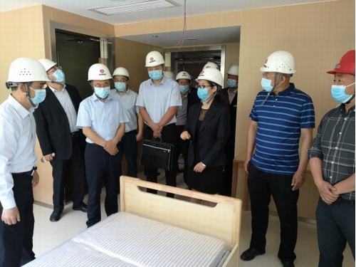 陜煤實業(yè)集團董事長胡守平、總經(jīng)理劉文蒞臨西煤機養(yǎng)老院項目部檢查指導工作