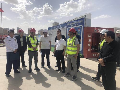 靖邊縣縣委常委、常務(wù)副縣長孟春偉一行蒞臨陜煤建設(shè)銅煤公司承建的金地華府項(xiàng)目檢查指導(dǎo)工作