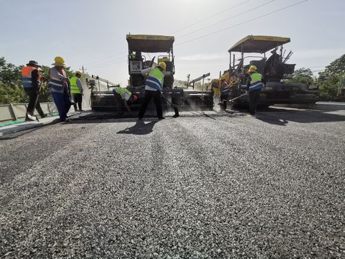 陜煤建設(shè)路橋分公司天漢大道項目新建道路完成瀝青攤鋪