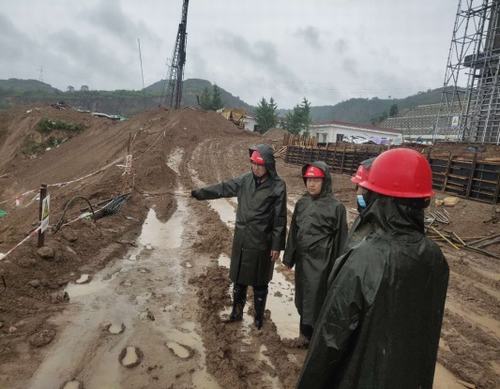 咸陽分公司第六項(xiàng)目部防汛抗洪工作忙