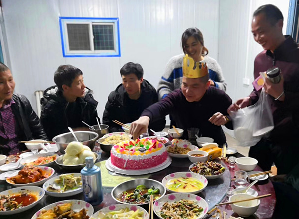 陜煤建設(shè)礦建三公司崔木項(xiàng)目部開展為職工過生日活動(dòng)