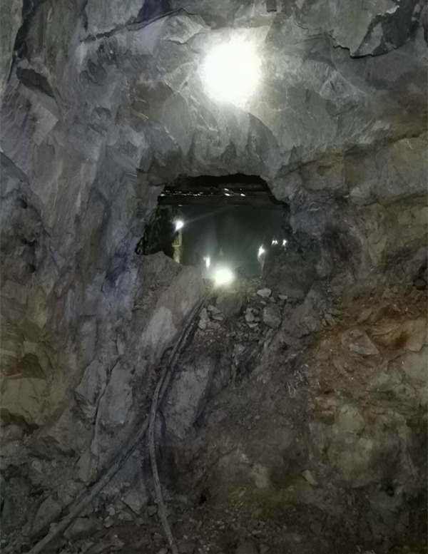 陜煤建設(shè)礦建三公司:酒鋼項(xiàng)目部V礦體2775m水平與銅礦斜坡道順利貫通