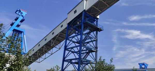 陜煤建設(shè)洗選煤運(yùn)營公司安裝第二項(xiàng)目部山陽煤礦棧橋鋼架支腿除銹刷漆進(jìn)行時(shí)