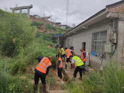 青年突擊勇?lián)?，助民防洪顯形象