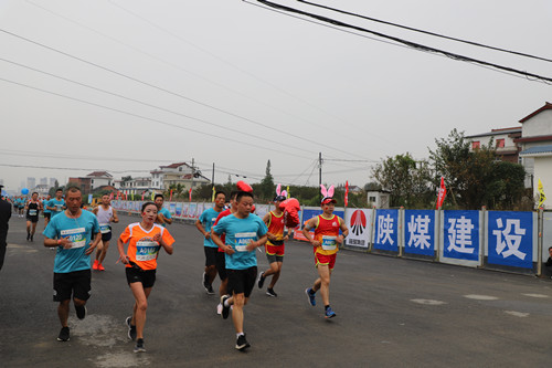 漢中市第二屆迎國(guó)慶全民健身環(huán)城跑在陜煤建設(shè)漢中分公司承建的金華路成功舉辦