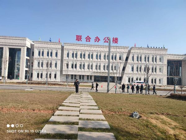 陜煤建設(shè)天工公司承建的小保當(dāng)?shù)V聯(lián)合建筑工程順利通過竣工驗收