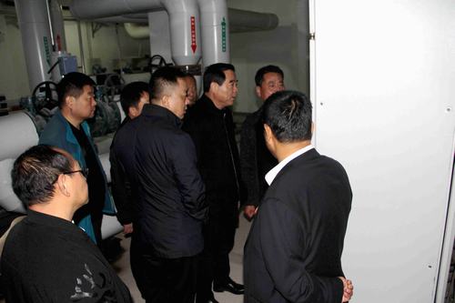 銅川礦業(yè)公司副總經(jīng)理郭全營一行深入銅煤1#、2#小區(qū)現(xiàn)場檢查指導(dǎo)供暖準備工作