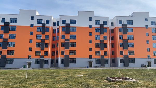 陜煤建設(shè)天工公司承建的小保當(dāng)1、2#公寓樓順利通過竣工驗收