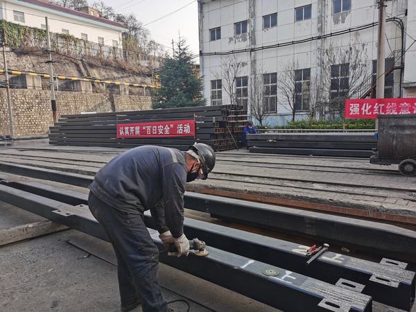 陜煤建設(shè)礦建二公司安裝項目部：玉華煤礦副井罐道更換工作順利推進