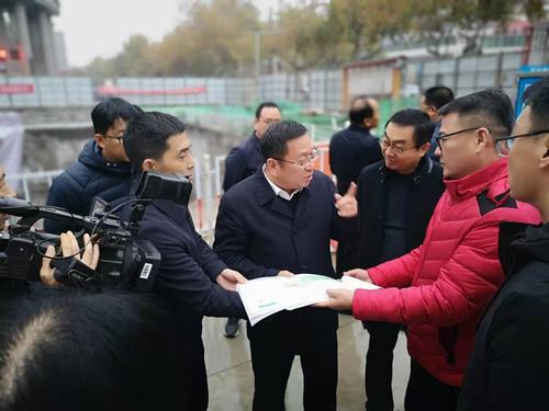 咸陽市副市長王靖深入住建局南廣場地下停車場調(diào)研、視察工作