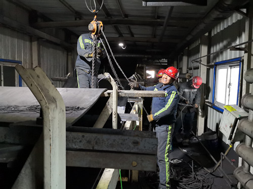 陜煤建設(shè)機(jī)電安裝公司奮戰(zhàn)48小時(shí)更換小保當(dāng)?shù)V7條膠帶