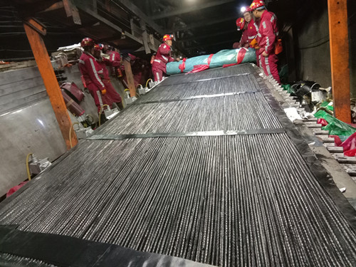 陜煤建設(shè)機(jī)電安裝公司提前18小時(shí)完成曹家灘礦主斜井膠帶搶修