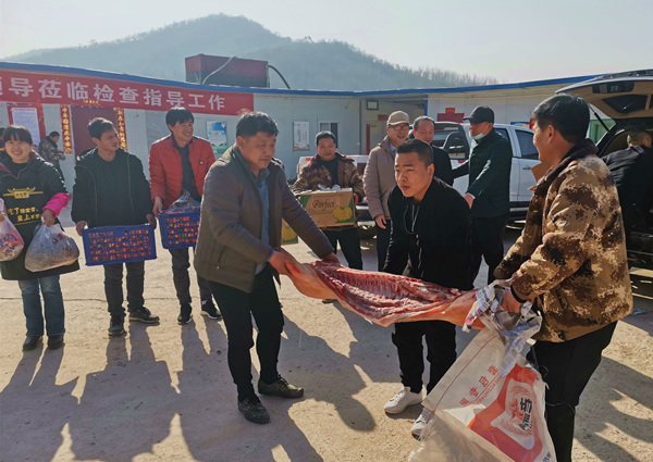 陜煤建設(shè)礦建三公司大年初一送“?！钡焦さ?！