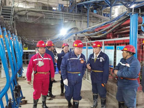 延能集團(tuán)黨委副書記、總經(jīng)理李斌一行赴陜煤建設(shè)礦建二公司車村項(xiàng)目部調(diào)研