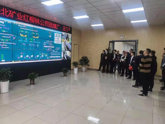 榆北煤業(yè)榆林選煤分公司一行到陜煤建設(shè)洗選煤運(yùn)營公司紅柳林洗煤廠項(xiàng)目部對(duì)標(biāo)交流洗煤廠安全生產(chǎn)標(biāo)準(zhǔn)化工作