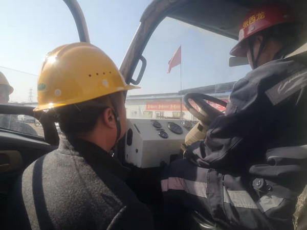 陜煤建設(shè)澄合分公司第二機(jī)電安裝隊(duì)開展入井車輛安全檢查 筑牢運(yùn)輸安全防線