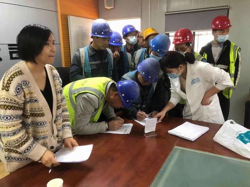 陜煤建設(shè)銅煤公司西安項(xiàng)目部組織現(xiàn)場(chǎng)勞務(wù)工人進(jìn)行健康體檢