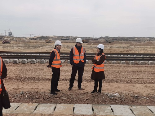 中鐵西安勘察設(shè)計(jì)研究院副院長譚文蒞臨路橋分公司榆林化學(xué)項(xiàng)目檢查指導(dǎo)