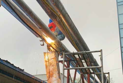 陜煤建設(shè)洗選煤運(yùn)營公司第二項(xiàng)目部:安裝工人冒雨搶修 熱水管路恢復(fù)正常