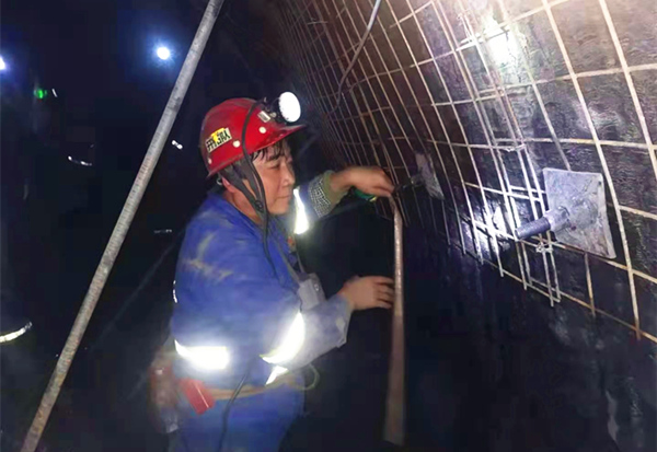 奉獻(xiàn)不言苦，追求無(wú)止境