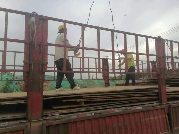 陜煤建設(shè)天工公司秦漢新城渭陽佳苑項(xiàng)目部全體 人員齊動(dòng)手“鋪設(shè)道路”確保項(xiàng)目順利施工