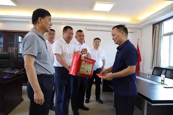 侯本英深入陜煤建設(shè)漢中分公司慰問困難黨員