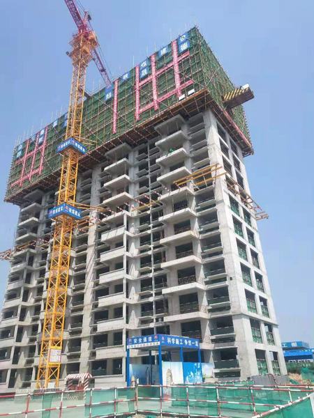 陜煤建設(shè)銅煤公司第九項(xiàng)目部承建的白水萬(wàn)榮錦園3#樓順利封頂