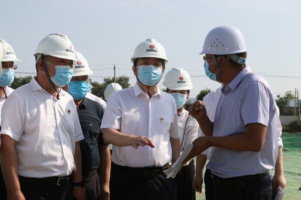 韓城市市長亢振峰一行深入陜煤建設承建的黃河國際汽車博覽園項目檢查指導工作