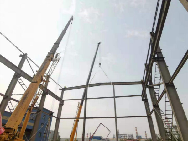 陜煤建設(shè)漢中分公司承建的燒結(jié)機(jī)頭電除塵灰資源化利用項(xiàng)目清洗車間順利上梁