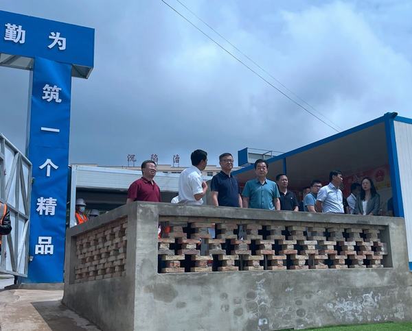 陜煤集團總經理助理、戰(zhàn)略規(guī)劃委主任宋世杰一行蒞臨陜煤建設銅煤公司承建的王石凹游客服務中心項目檢查指導工作