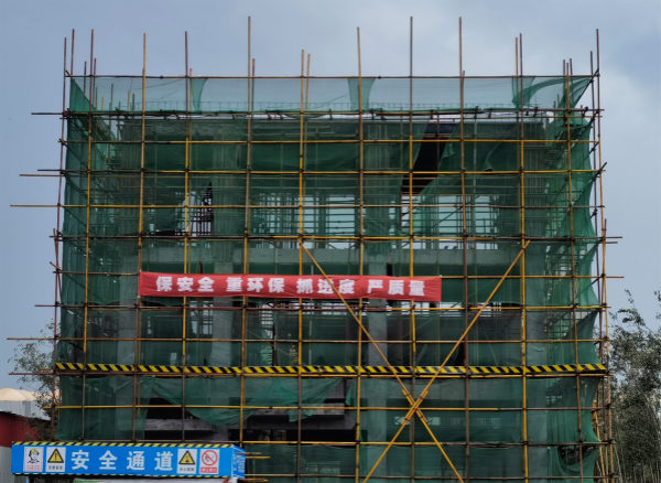 陜煤建設(shè)漢中分公司承建的龍鋼公司燒結(jié)機(jī)頭電除塵灰資源化利用項目辦公樓主體結(jié)構(gòu)順利封頂