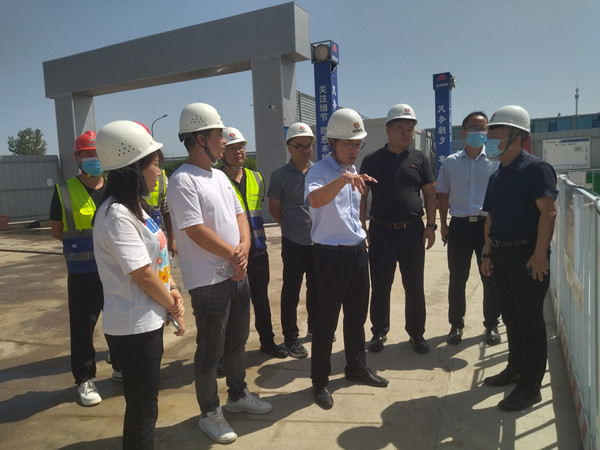 灃西新城黨委委員、管委會副主任薄磊一行蒞臨陜煤建設(shè)咸陽分公司承建的灃西新城第五學(xué)校項(xiàng)目調(diào)研指導(dǎo)工作