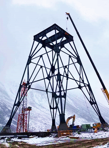 陜煤建設(shè)礦建三公司天山勝利隧道2-2通風豎井井架主體安裝完畢