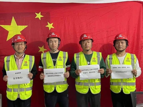 我和國(guó)旗合個(gè)影，曬出濃濃愛國(guó)情！