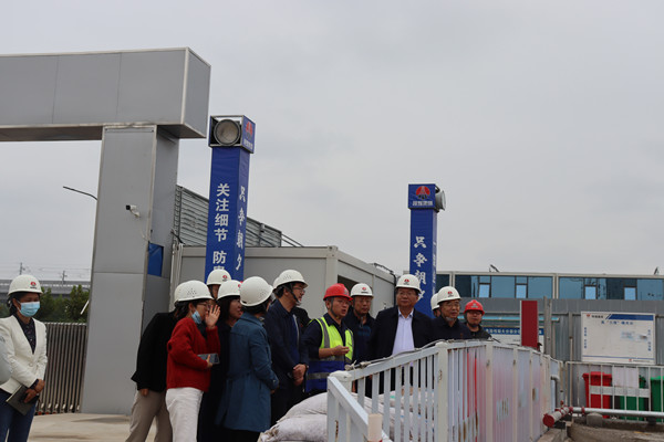 陜西省西咸新區(qū)灃西新城開發(fā)建設(shè)（集團(tuán)）有限公司黨委書記、董事長(zhǎng)楊建柱一行蒞臨灃西新城第五學(xué)校項(xiàng)目調(diào)研指導(dǎo)工作