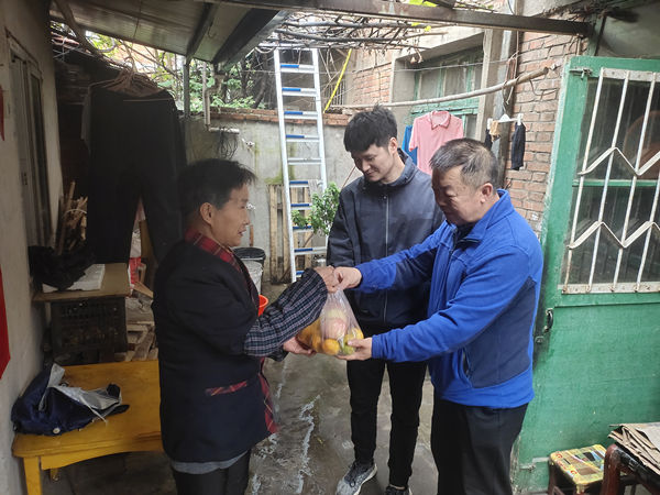 情暖重陽(yáng)節(jié) 濃濃敬老情