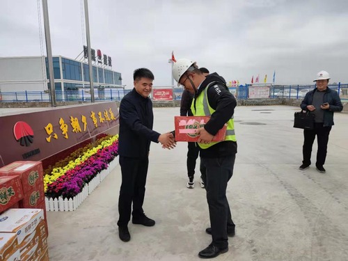 陜西智能煤炭物流有限公司執(zhí)行董事張軍榮慰問(wèn)陜煤建設(shè)路橋分公司榆陽(yáng)煤炭物流園區(qū)項(xiàng)目一線職工