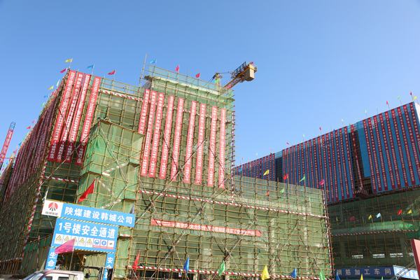 陜煤建設(shè)韓城分公司承建的黃河國際汽車博覽園1#、4#樓順利封頂