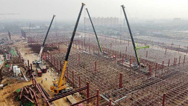 陜煤建設(shè)渭南分公司南京金龍電動商用車建設(shè)項目總裝車間五、六區(qū)網(wǎng)架頂升工程順利吊裝完成