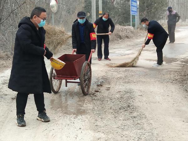 陜煤建設(shè)銅煤公司基層黨員服務(wù)隊(duì)清掃馬路服務(wù)群眾暖心路