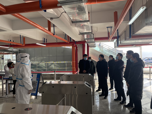 彬州市委書記王宏志、市長陳加寶一行蒞臨銀西高鐵彬州東站前廣場項目指導(dǎo)疫情防控工作