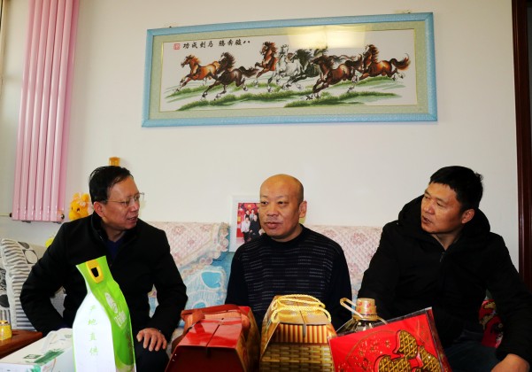 陜煤建設(shè)澄合分公司黨政領(lǐng)導(dǎo)春節(jié)前夕慰問(wèn)困難職工