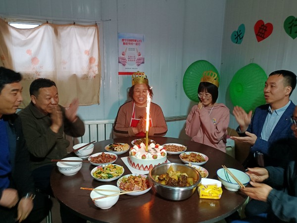 陜煤建設(shè)澄合分公司第十二項(xiàng)目部為職工過(guò)生日情暖人心