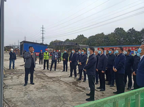 涇陽縣縣委書記拓巍峰、縣長(zhǎng)郝瑞耀一行蒞臨陜煤建設(shè)咸陽分公司涇陽縣西城保障房項(xiàng)目觀摩調(diào)研