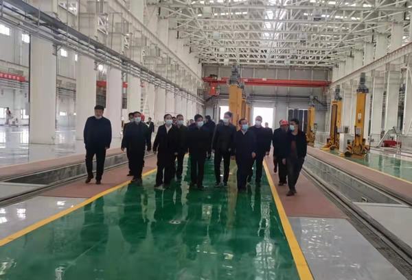 陜煤集團(tuán)陜西鐵路物流集團(tuán)黨委書記、董事長(zhǎng)趙國(guó)智蒞臨靖神鐵路孟家灣站機(jī)輛中心檢查指導(dǎo)工作