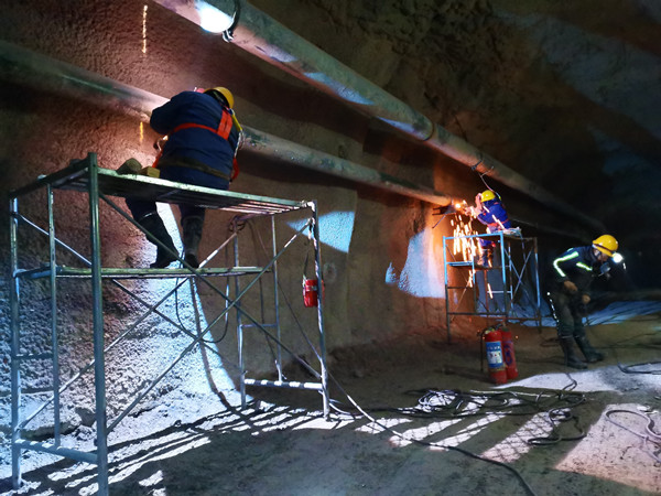 陜煤建設(shè)機(jī)電安裝公司酒鋼項目部：管道安裝“跑”出加速度