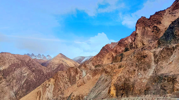 祁連山的風(fēng)，不小心打翻了春的調(diào)色板