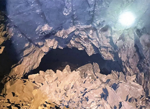 陜煤建設(shè)礦建三公司鏡鐵山樺樹溝礦中西區(qū)四標(biāo)段2760-2640m水平巷道順利實(shí)現(xiàn)貫通