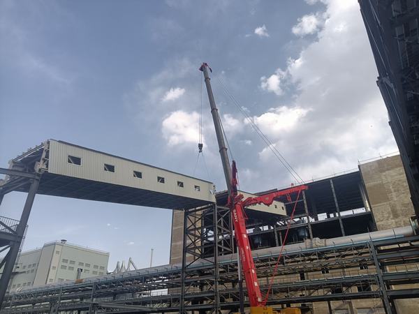 陜煤建設(shè)榆林公司神木電石棧橋工程桁架吊裝4天完成13跨，跑出項(xiàng)目“加速度”